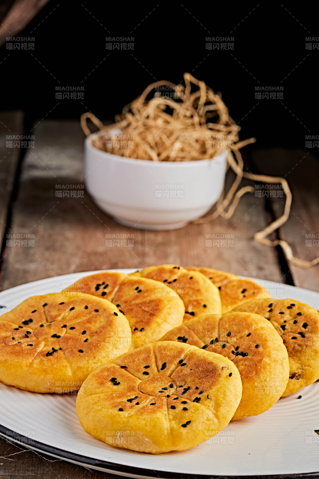 白色瓷盘装粗粮豆沙饼