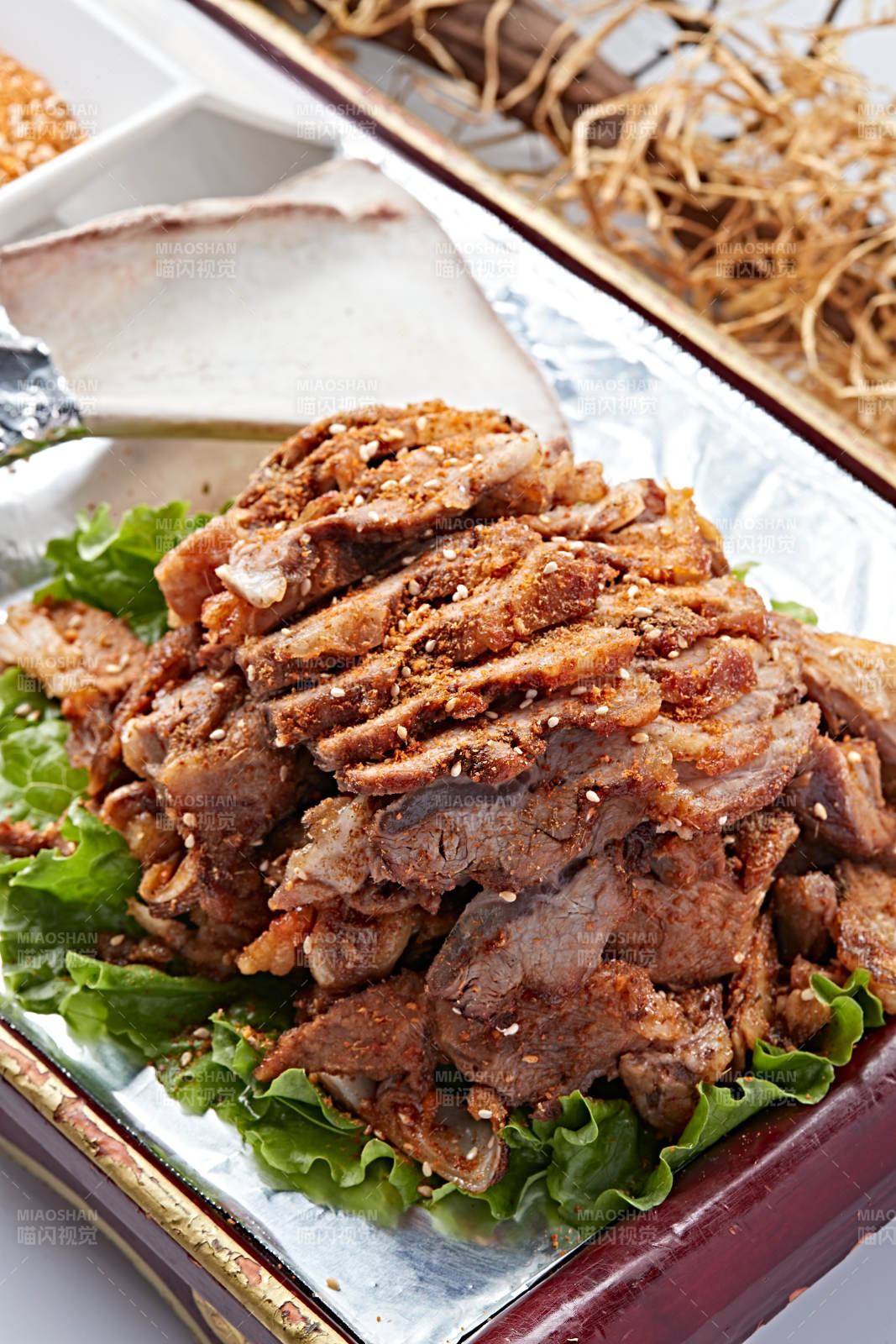 蒙餐炭烤羊腿肉