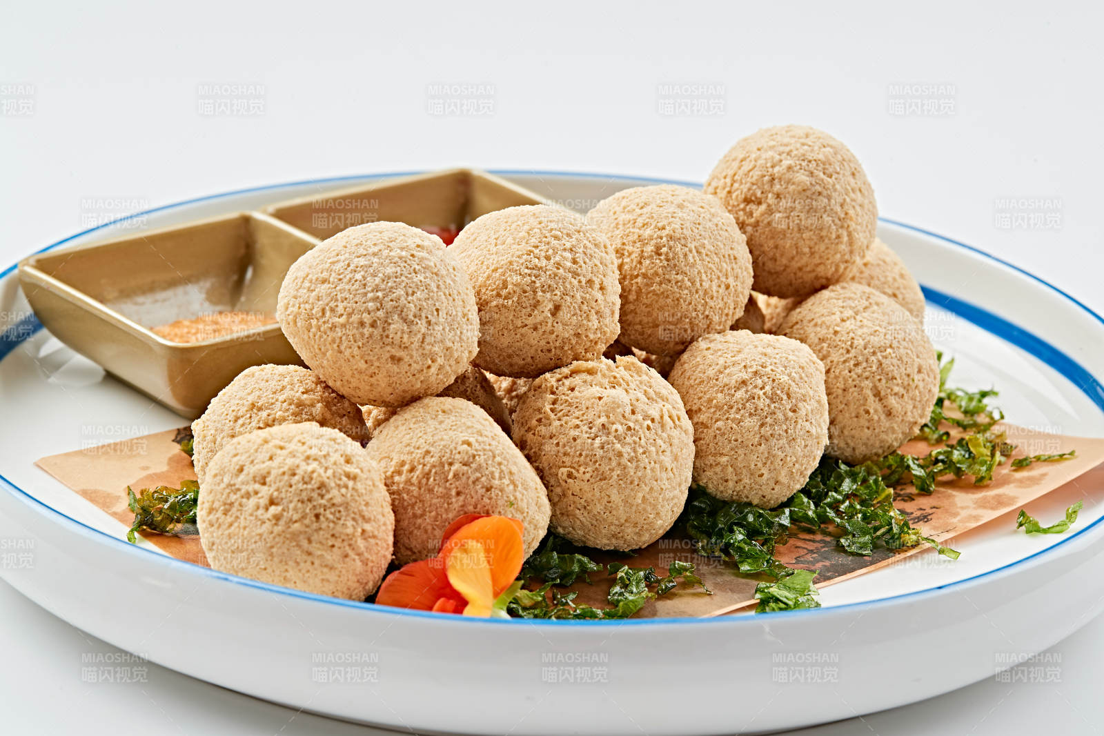 白色瓷盤裝的油炸豆腐鵪鶉蛋丸子