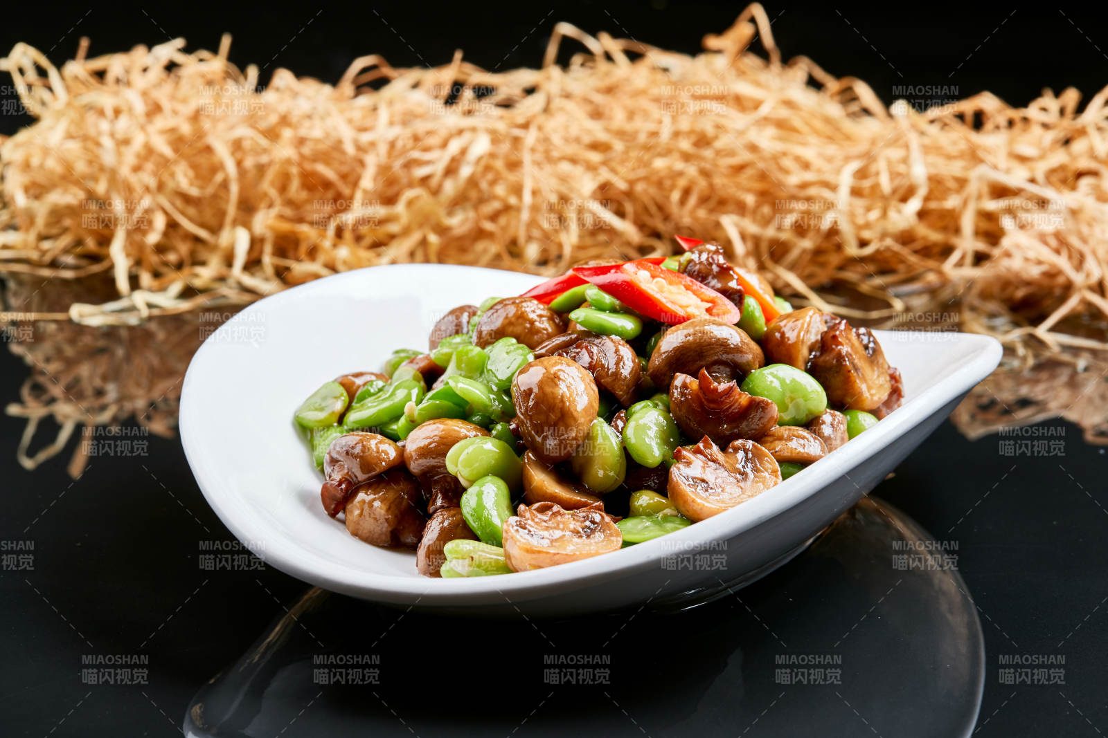 白色瓷盤裝的塞外口蘑小炒青蠶豆