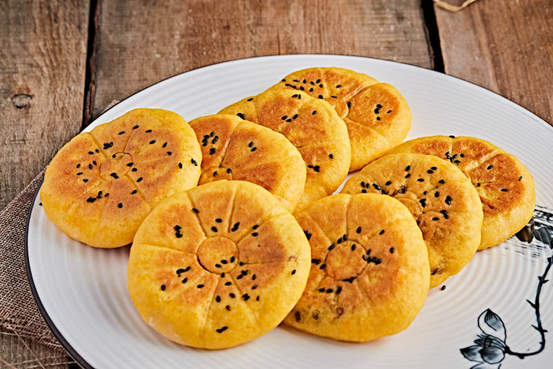 白色瓷盘装粗粮豆沙饼