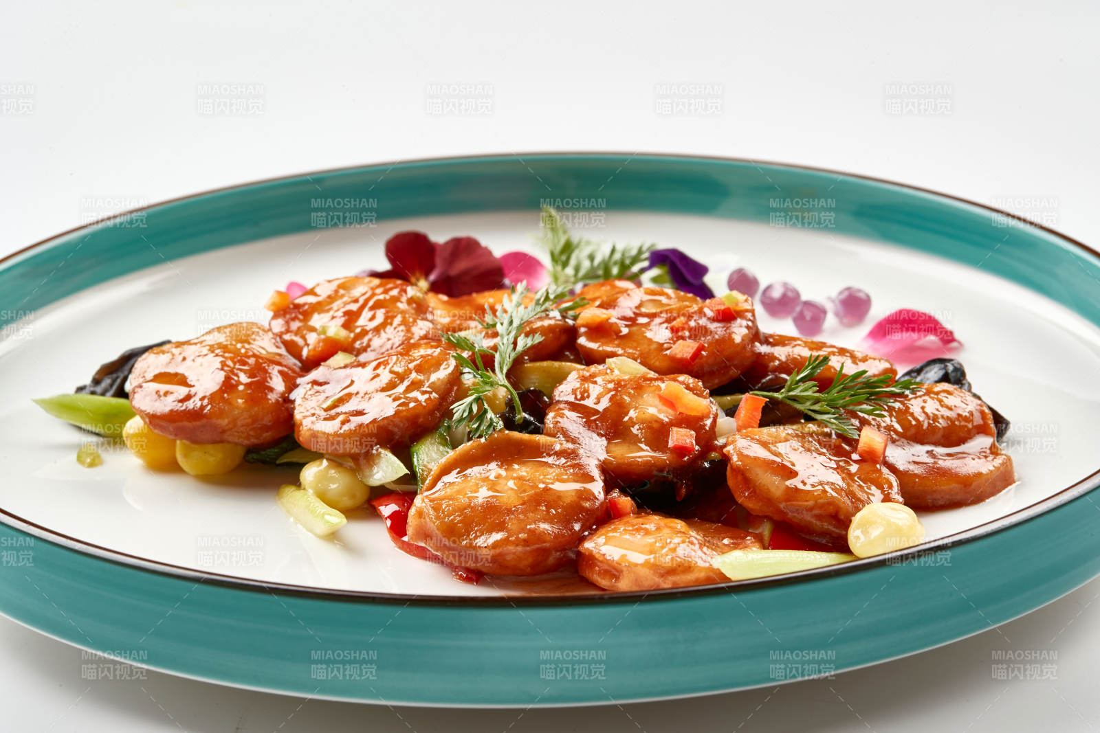 精美瓷餐具裝的XO醬香炒杏鮑菇