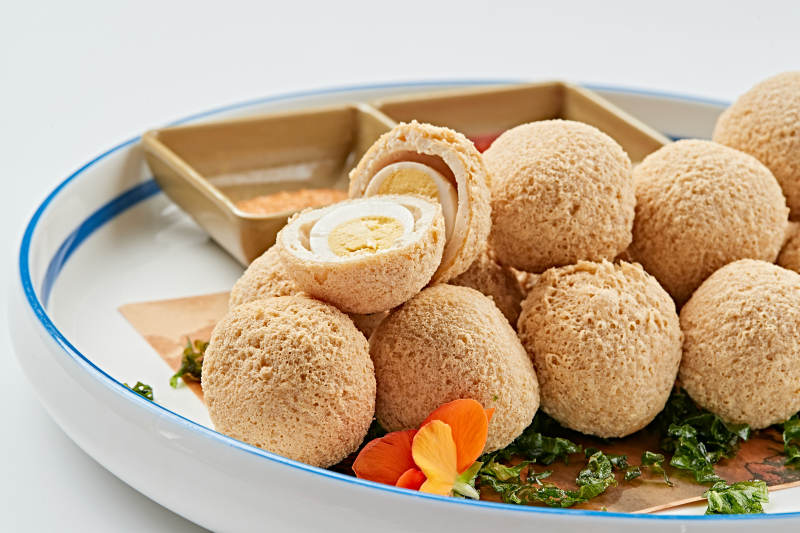 白色瓷盤裝的油炸豆腐鵪鶉蛋丸子