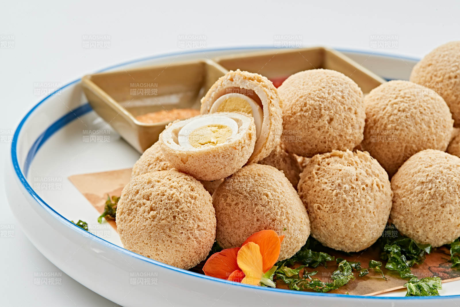 白色瓷盤裝的油炸豆腐鵪鶉蛋丸子