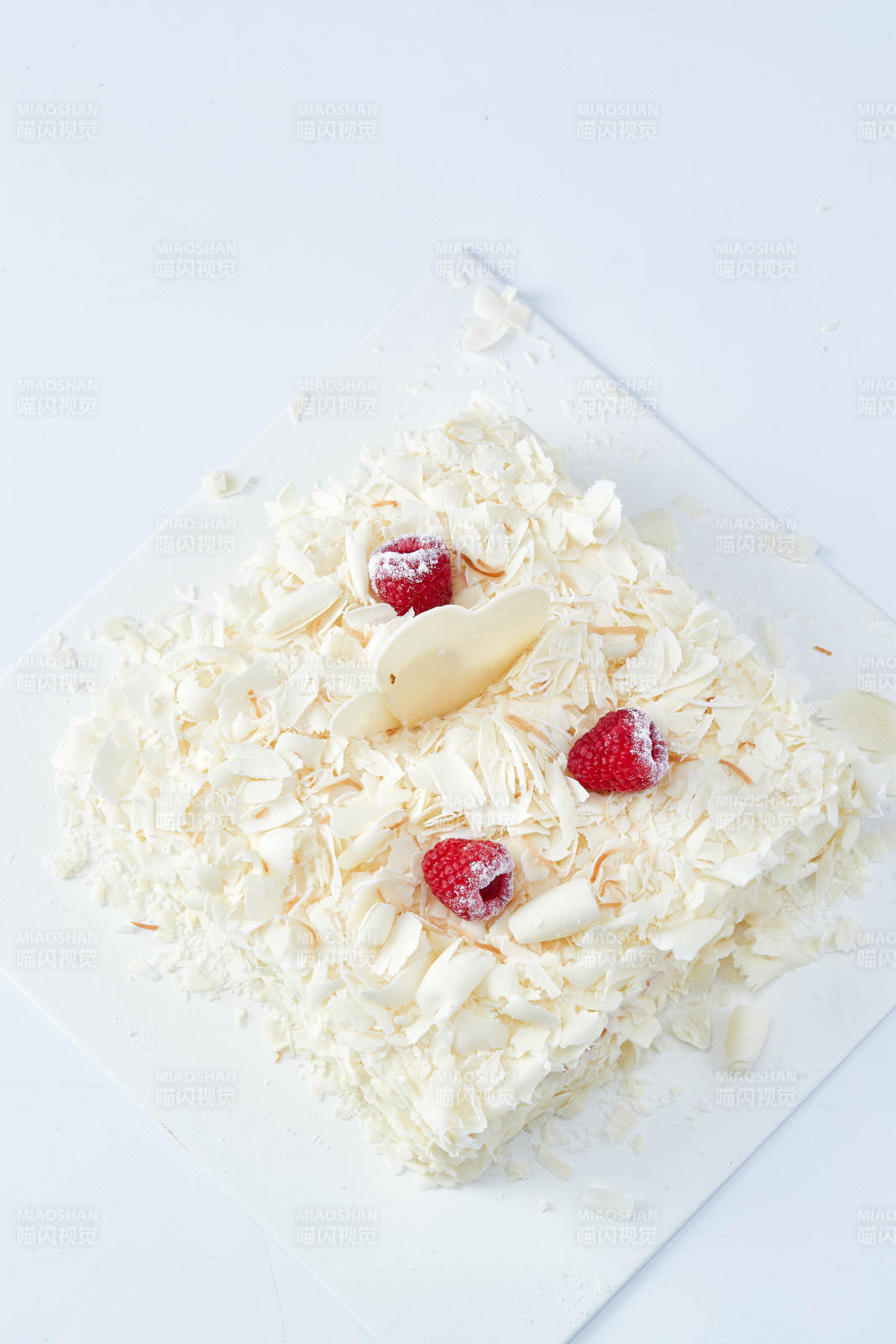 草莓白巧克力榴莲慕斯生日蛋糕-摄影图