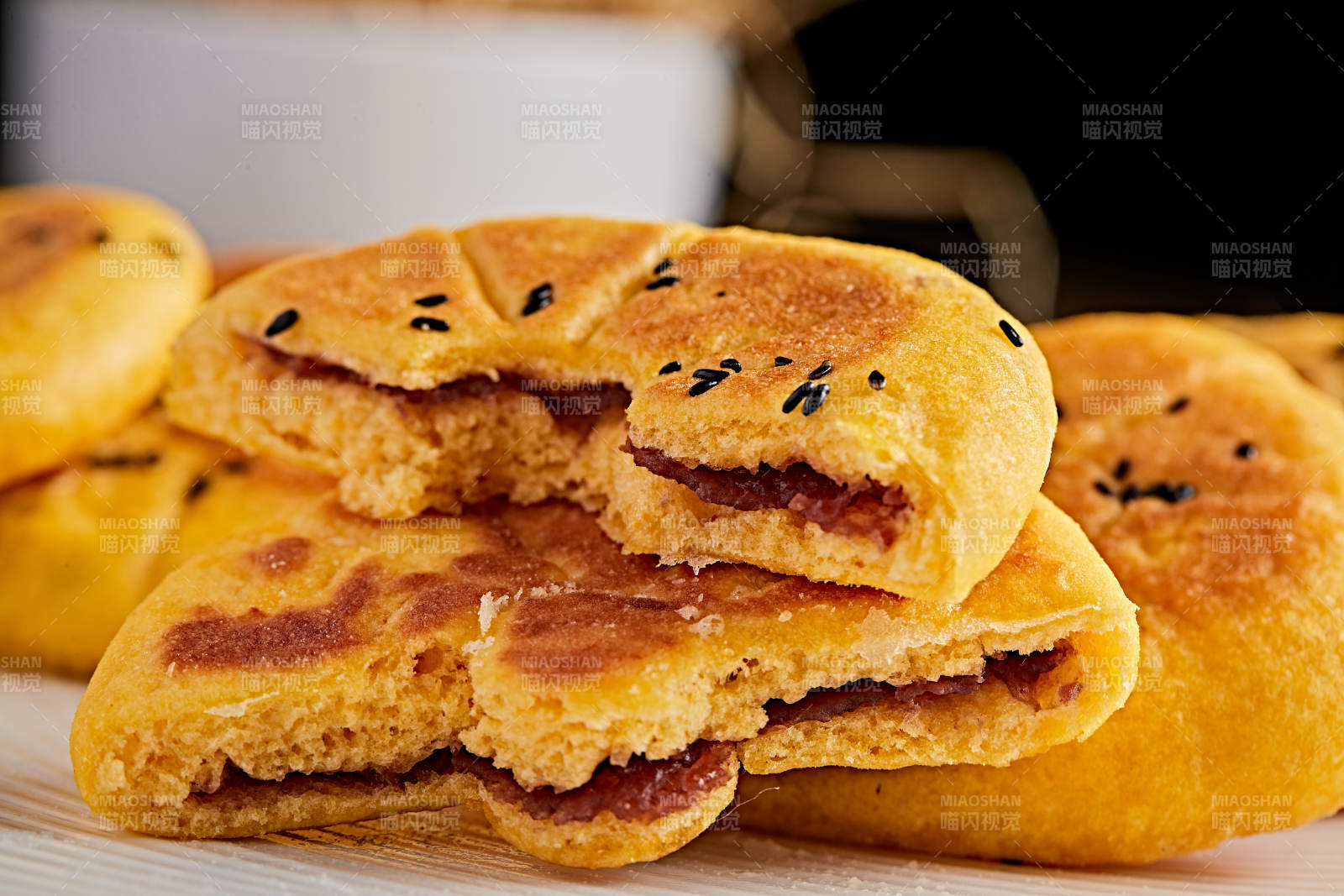 白色瓷盘装粗粮豆沙饼图片