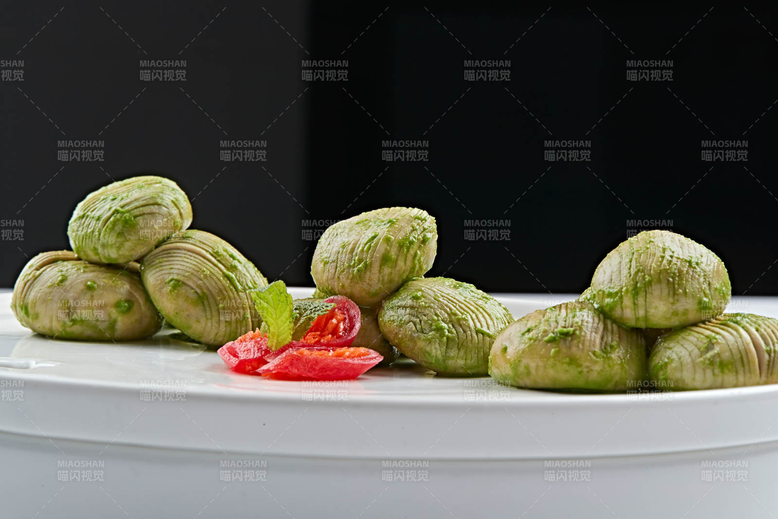 白色瓷餐具裝的抹茶鮮口蘑