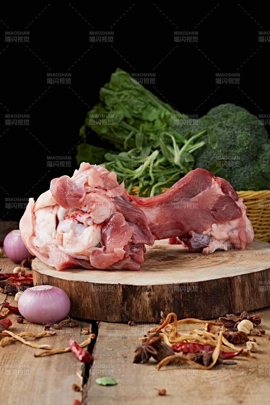 白色背景下的生鮮豬棒骨