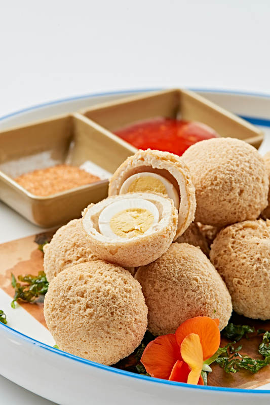 白色瓷盤裝的油炸豆腐鵪鶉蛋丸子