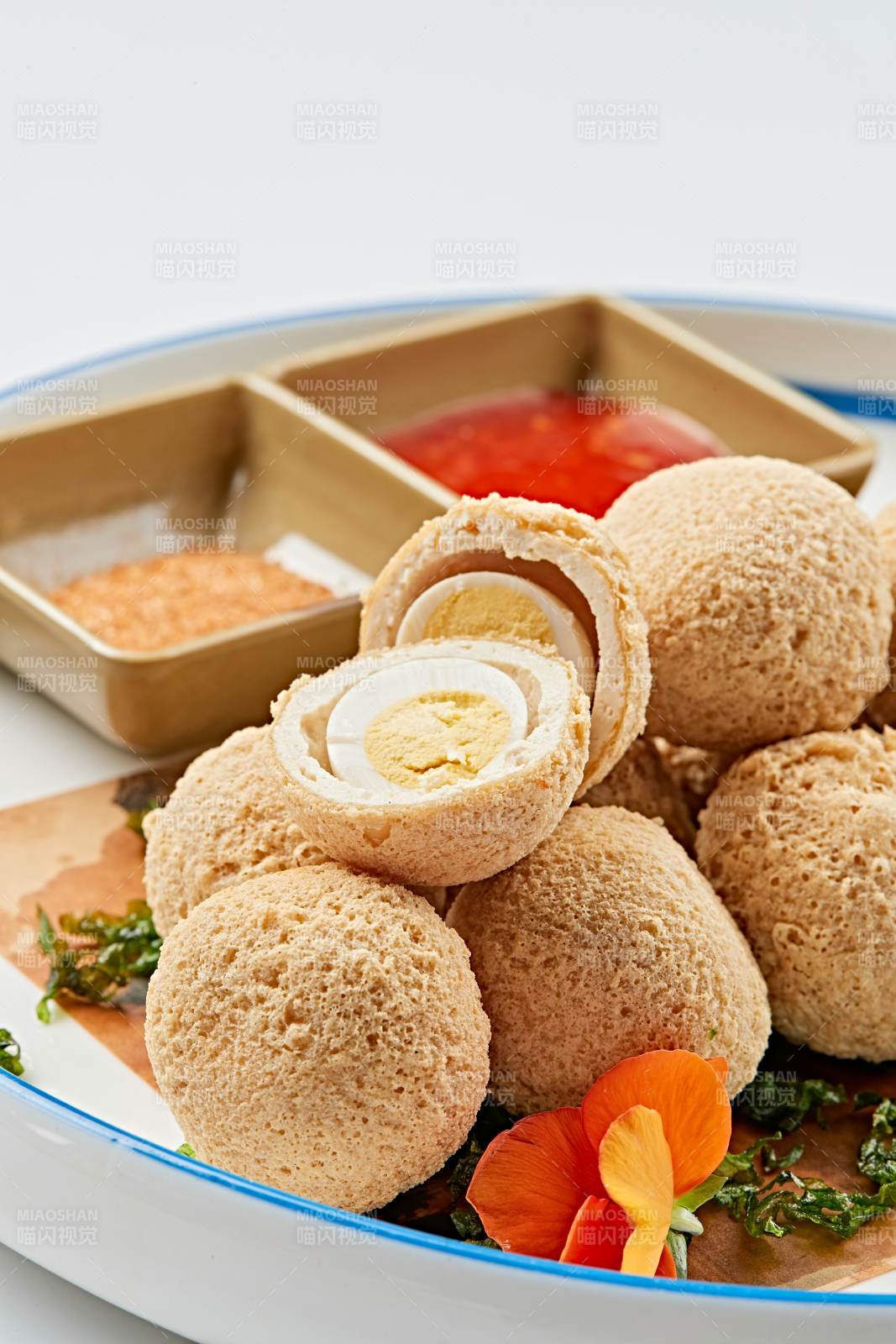 白色瓷盤裝的油炸豆腐鵪鶉蛋丸子