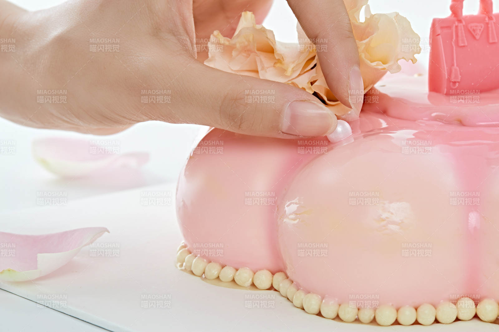 玫瑰初吻蓝莓夹心鲜奶蛋糕