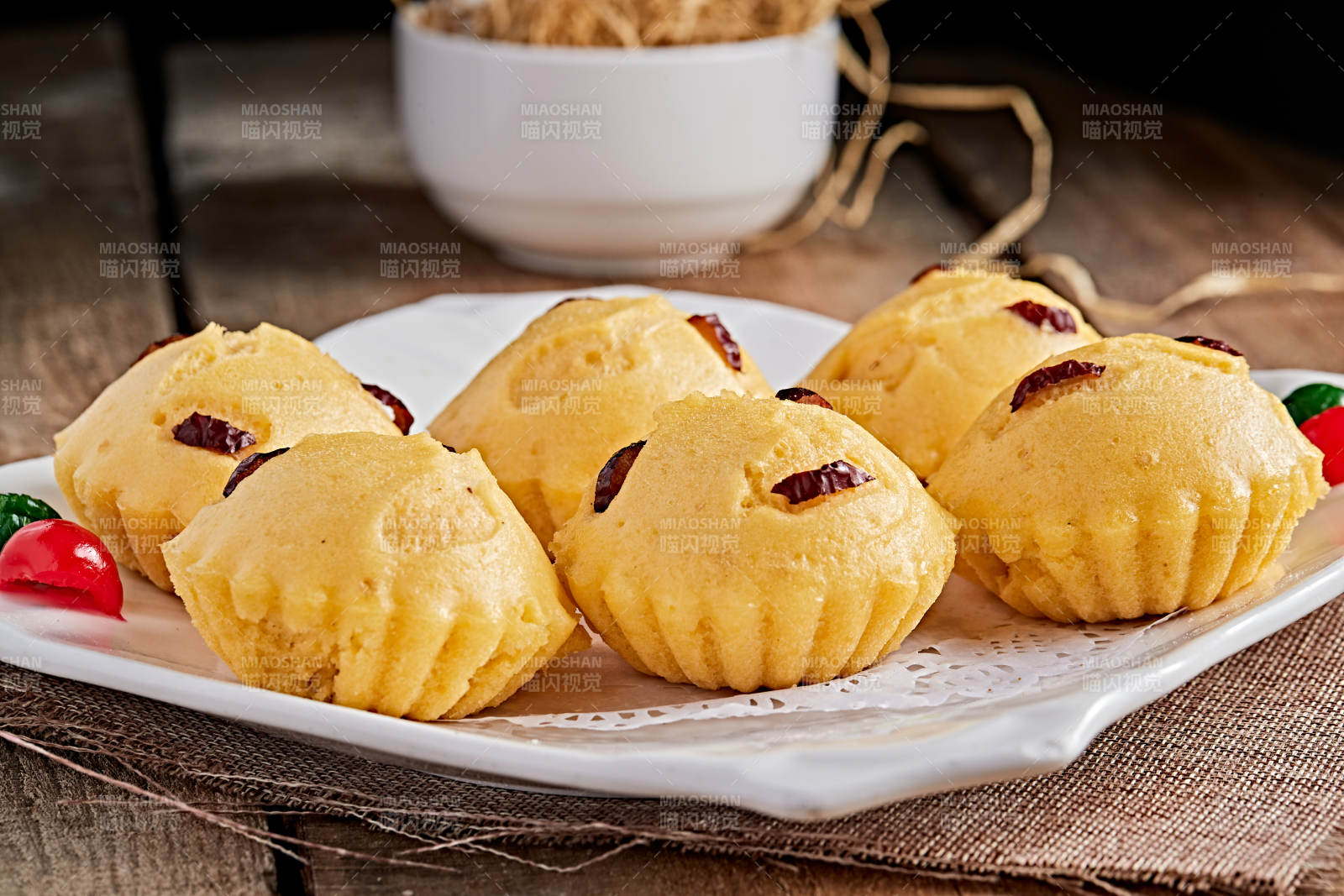 白色瓷盘装的香蒸开花黄馍馍