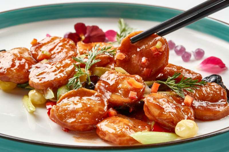 精美瓷餐具裝的XO醬香炒杏鮑菇