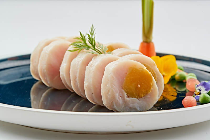 蓝釉瓷盘装的墨鱼泥压咸蛋黄切片