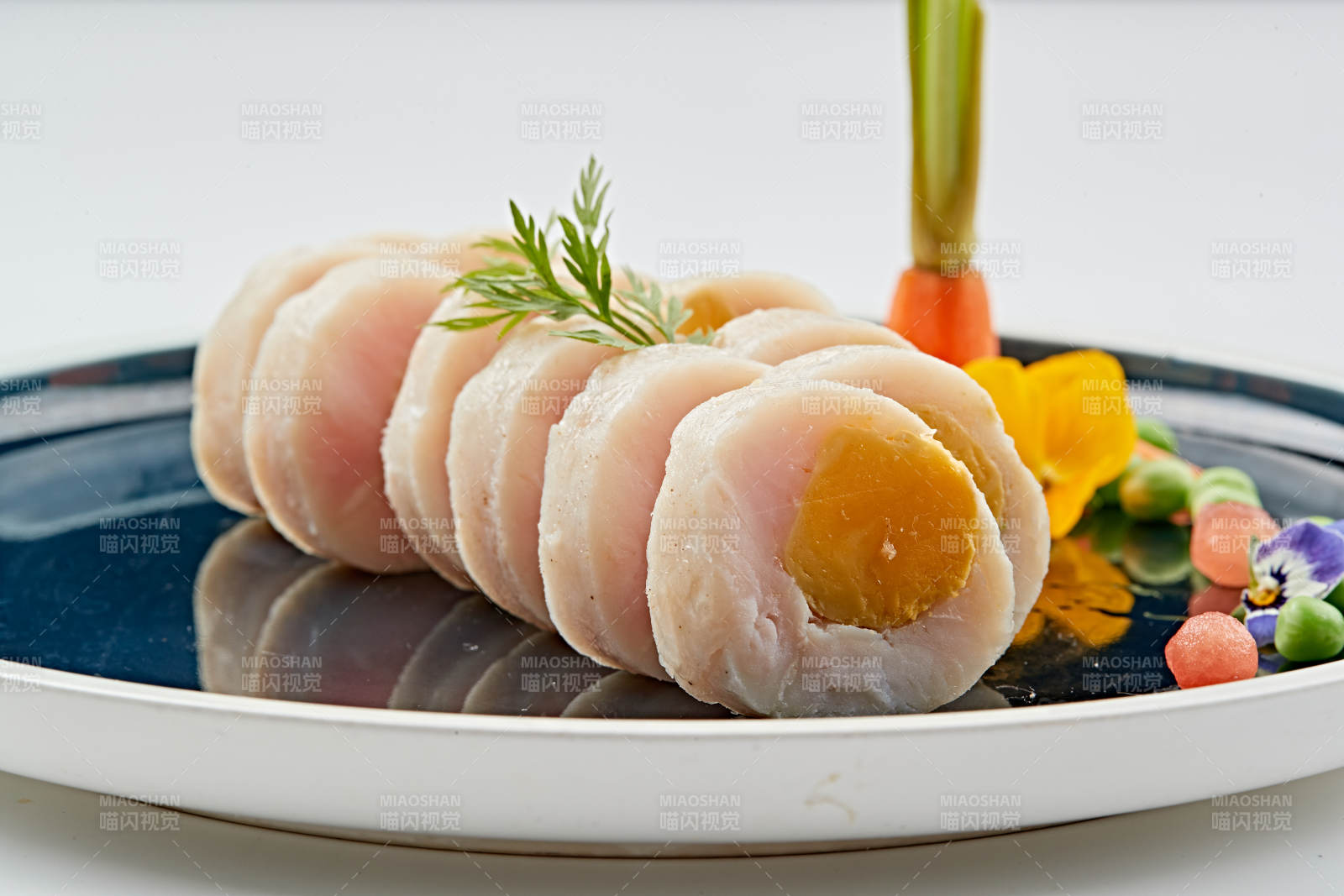 蓝釉瓷盘装的墨鱼泥压咸蛋黄切片