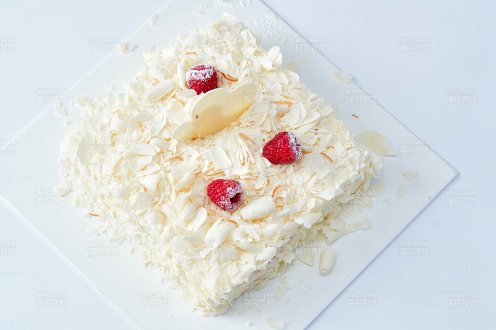 草莓白巧克力榴莲慕斯生日蛋糕-摄影图