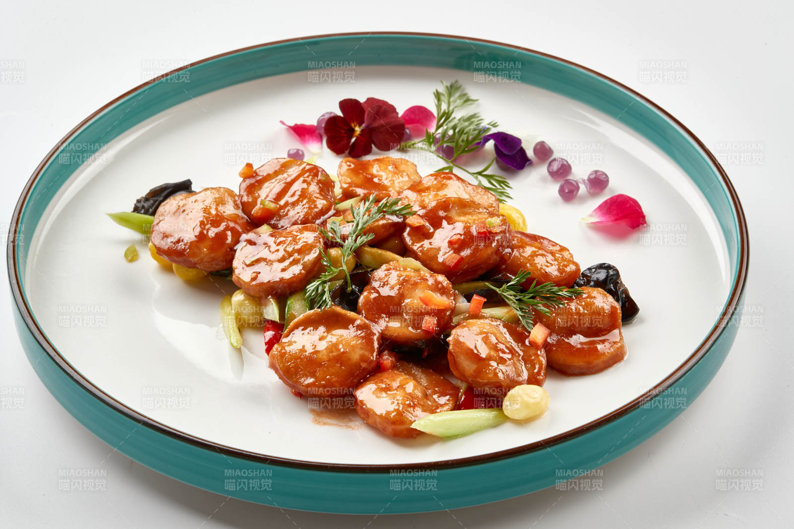 精美瓷餐具裝的XO醬香炒杏鮑菇