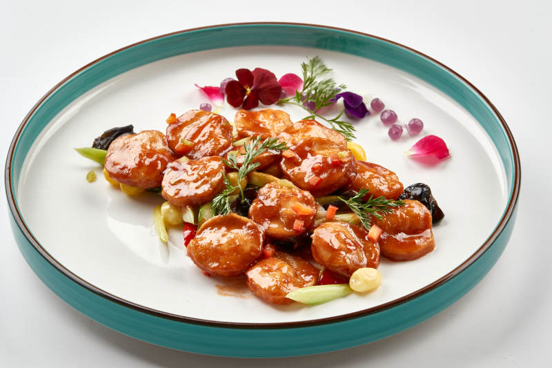 精美瓷餐具裝的XO醬香炒杏鮑菇