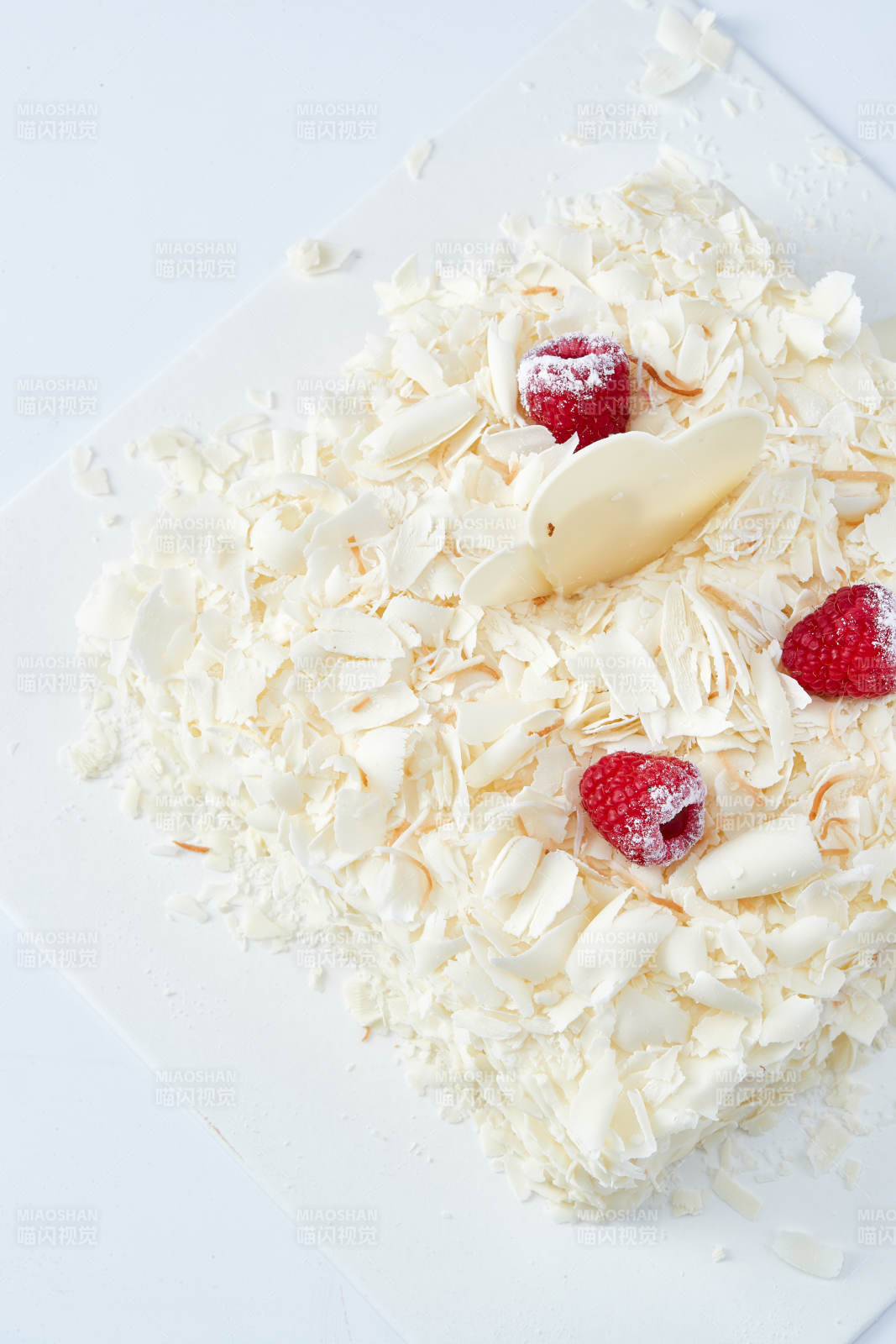 草莓白巧克力榴莲慕斯生日蛋糕-摄影图