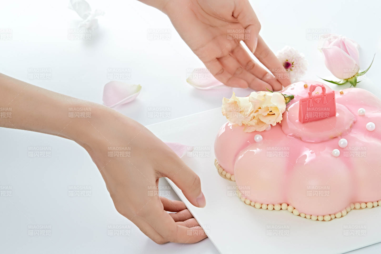 玫瑰初吻蓝莓夹心鲜奶蛋糕