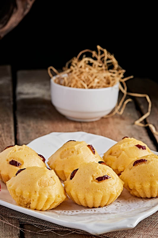 白色瓷盘装的香蒸开花黄馍馍