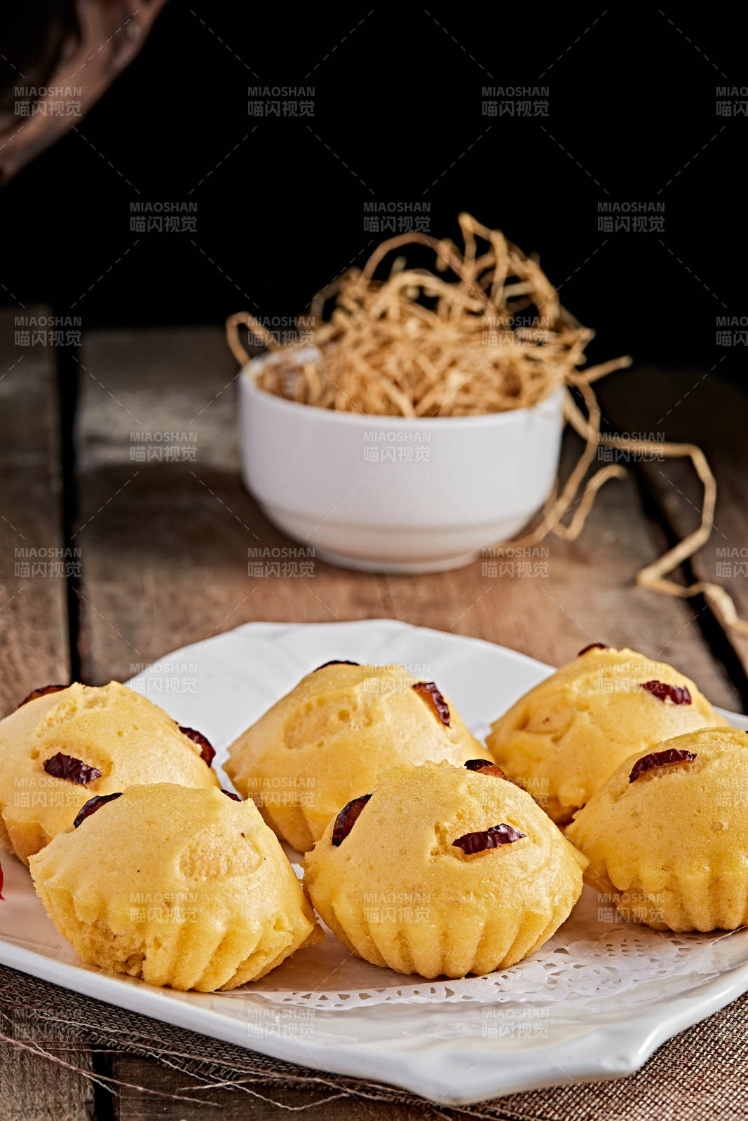 白色瓷盘装的香蒸开花黄馍馍