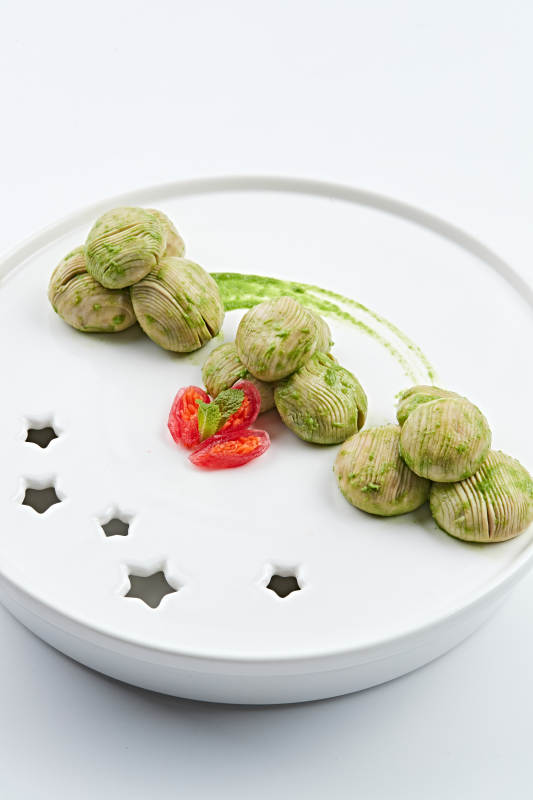 白色瓷餐具装的抹茶鲜口蘑