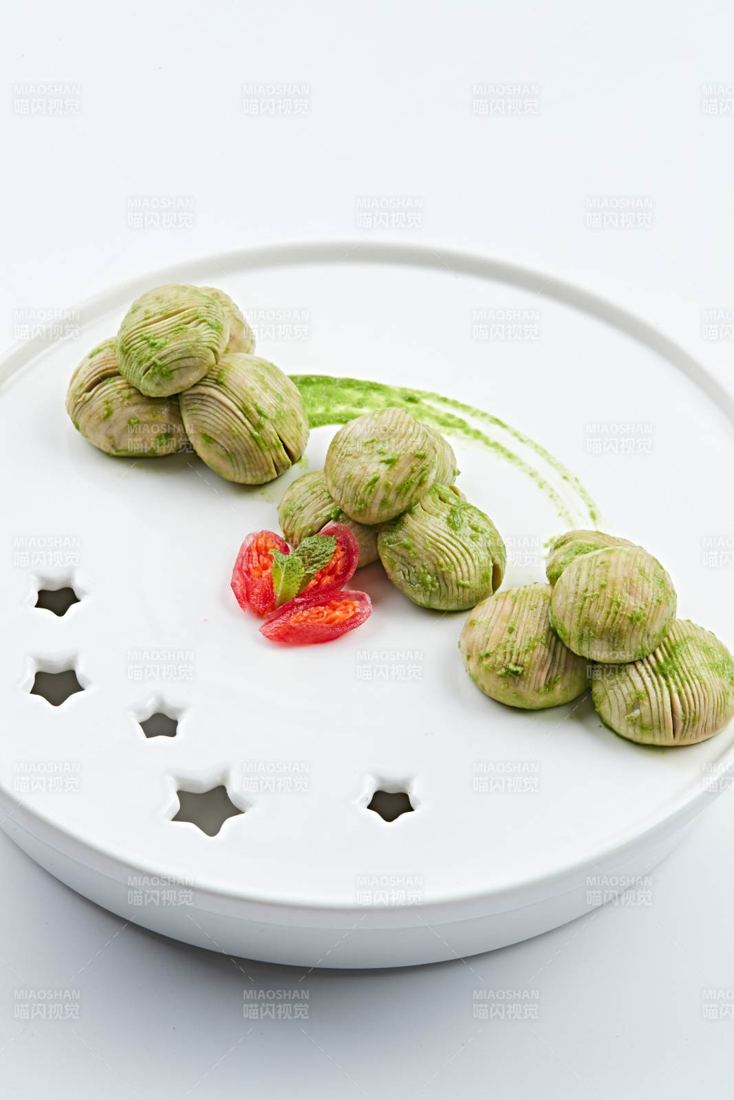 白色瓷餐具装的抹茶鲜口蘑