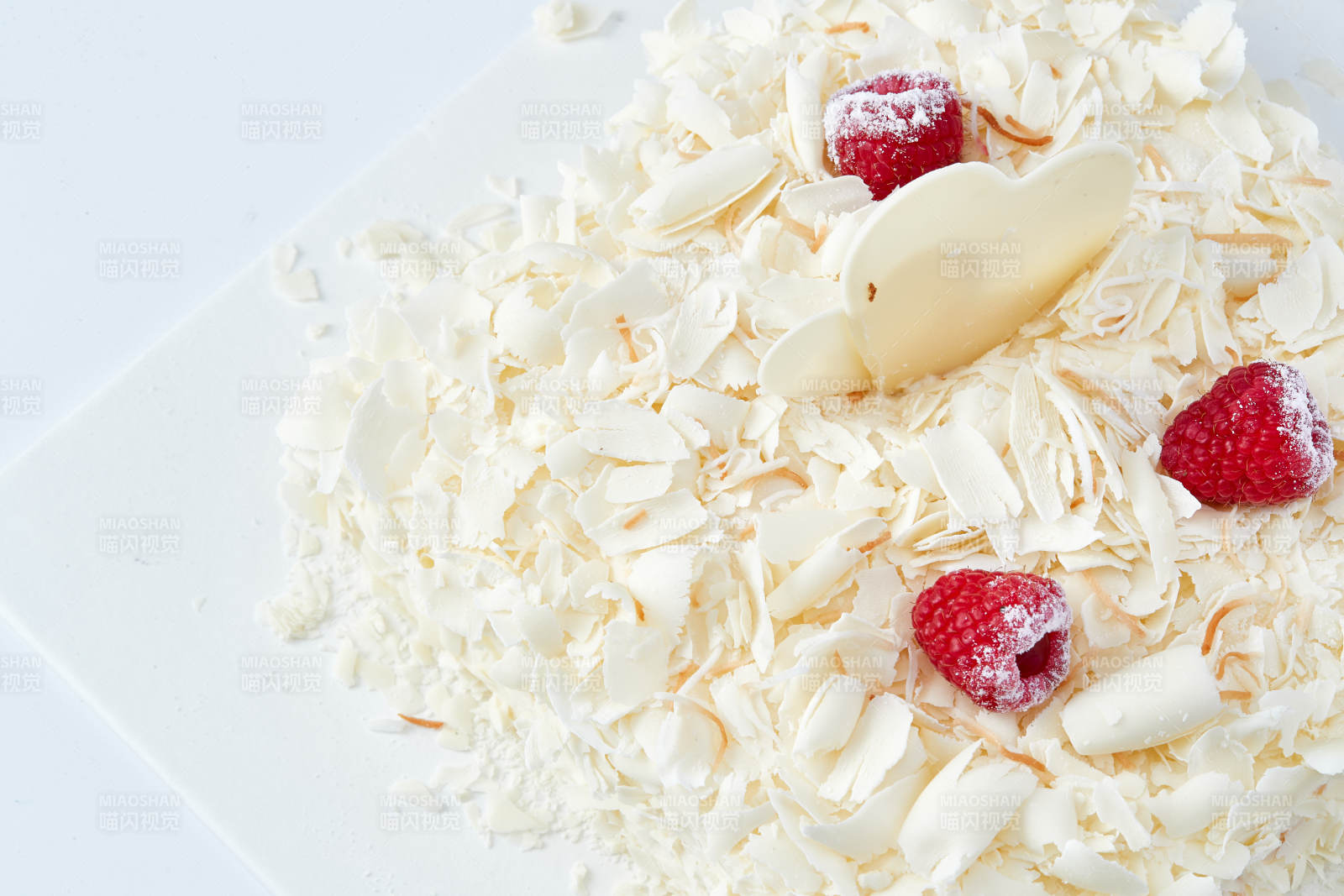 草莓白巧克力榴莲慕斯生日蛋糕-摄影图