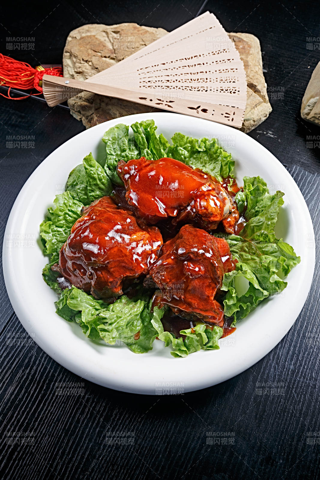 红烧浇汁牛膝骨-摄影图