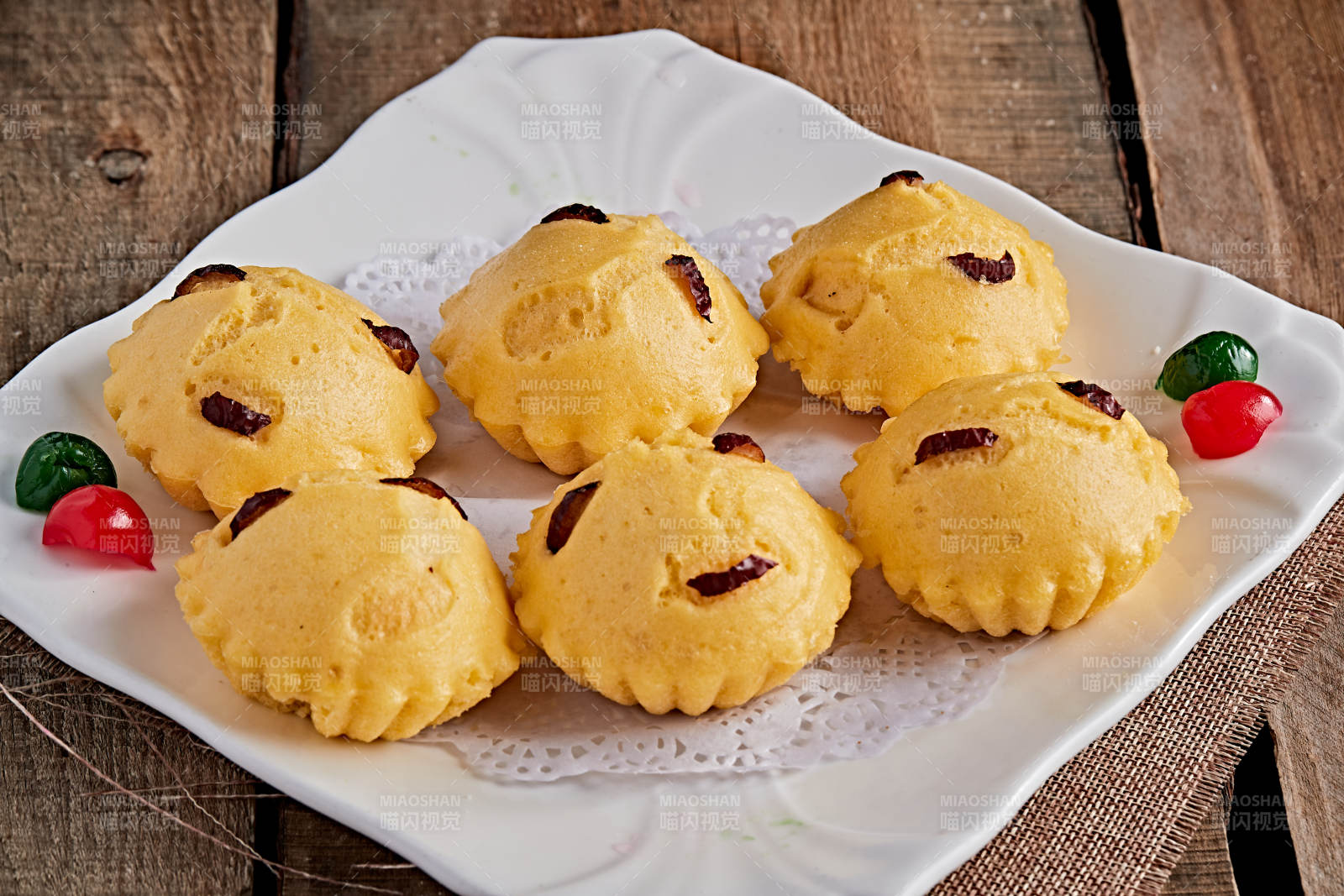 白色瓷盘装的香蒸开花黄馍馍