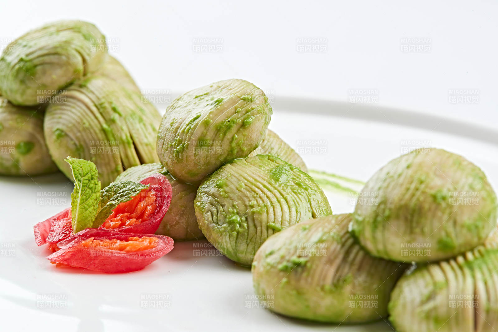 白色瓷餐具裝的抹茶鮮口蘑