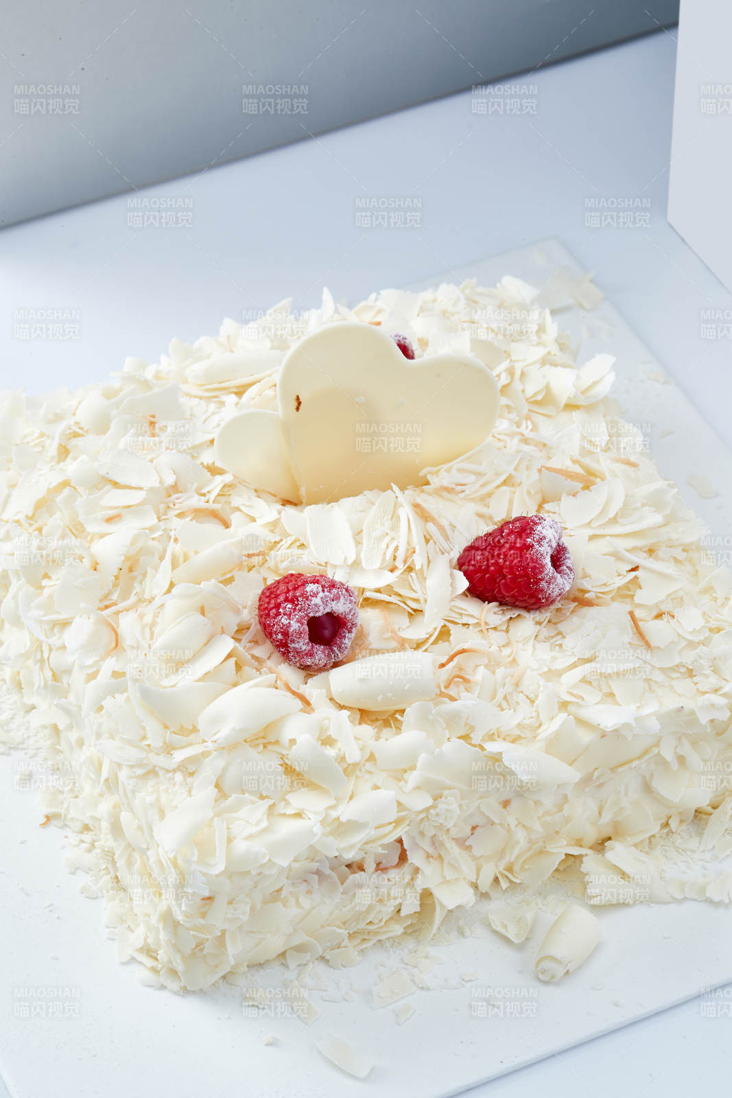 草莓白巧克力榴莲慕斯生日蛋糕-摄影图