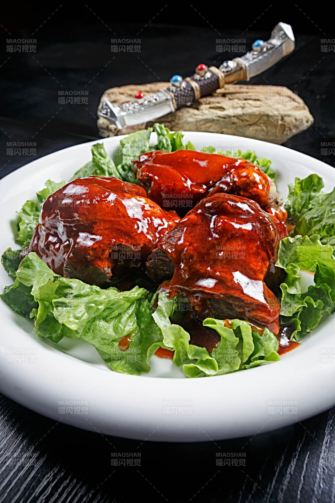 红烧浇汁牛膝骨-摄影图
