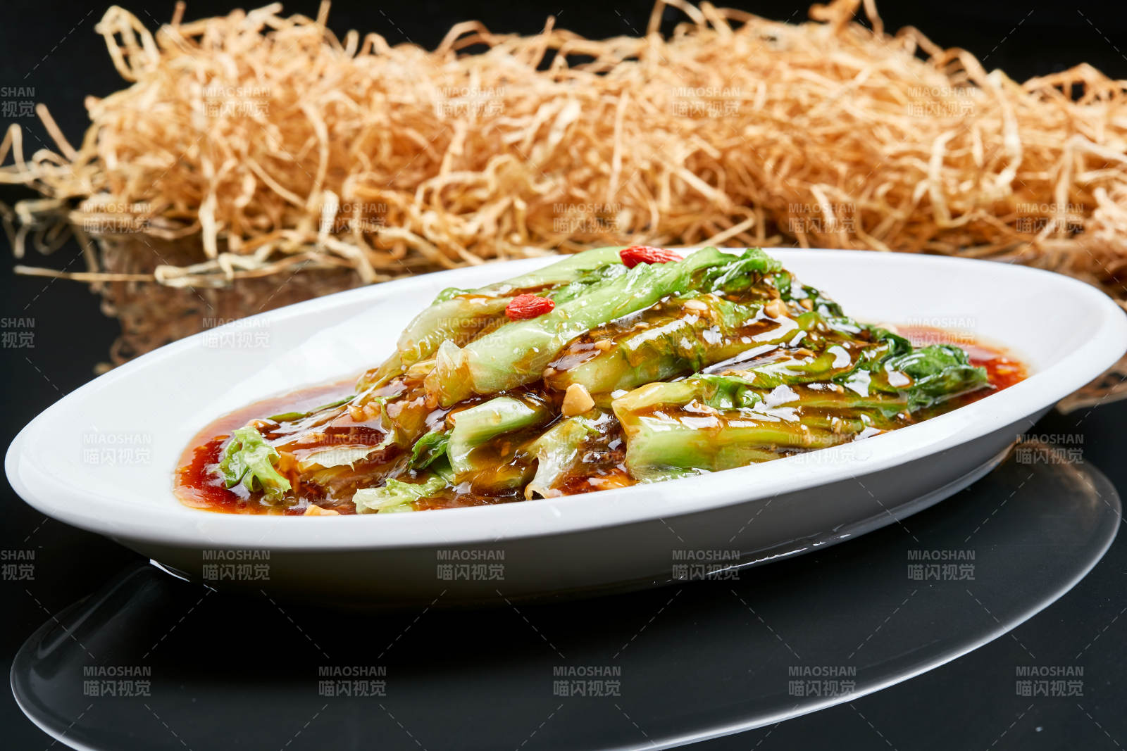 白色瓷盘装的浇汁酱香枸杞油麦菜