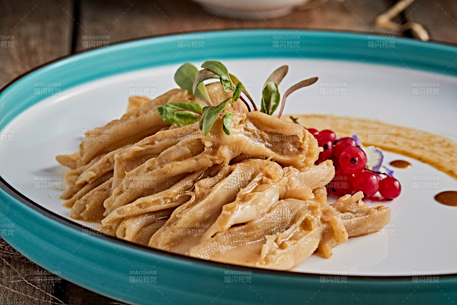 精美瓷餐具装的芥末百花炖鸭掌