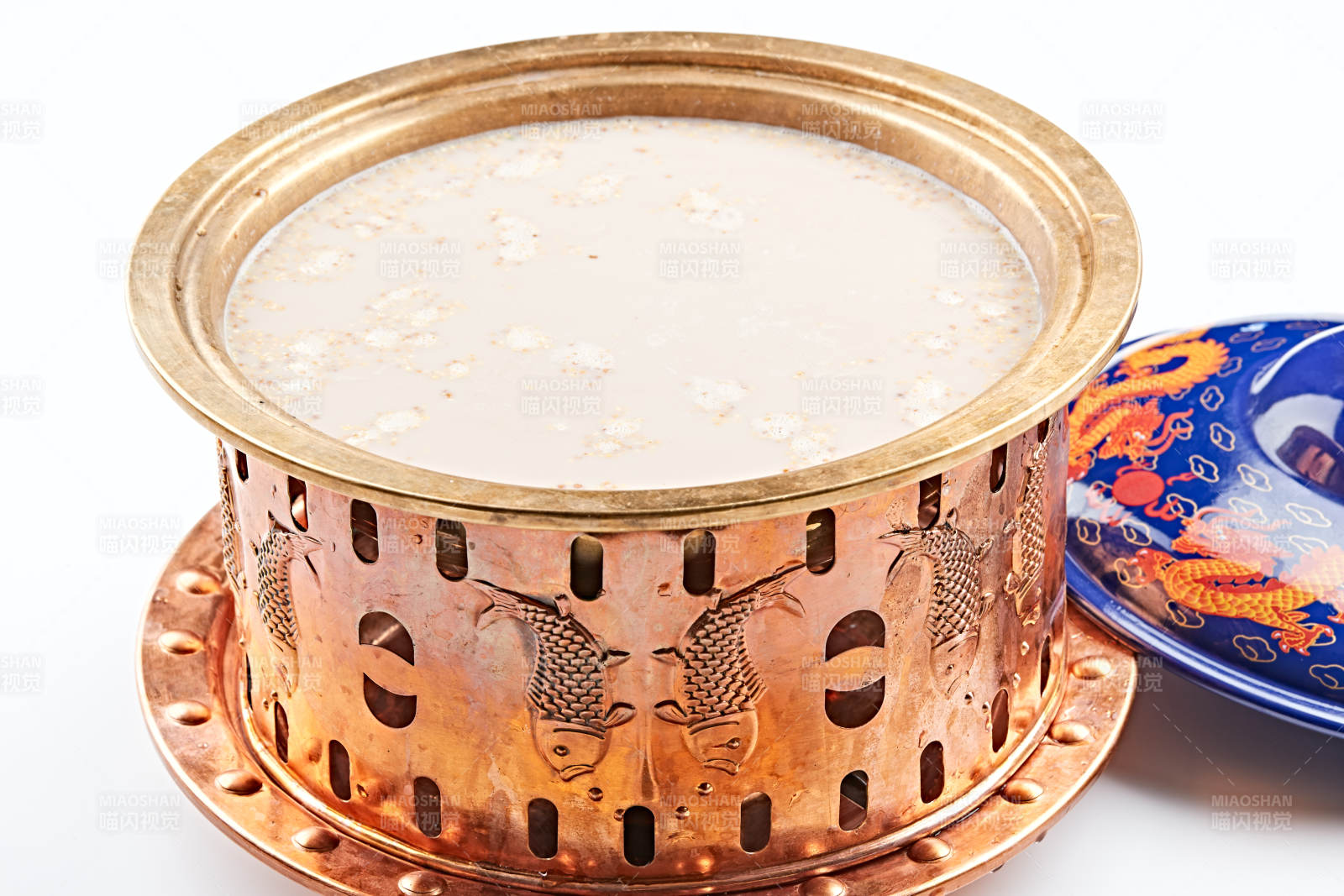 傳統銅鍋餐具裝的蒙族炒米燉奶茶