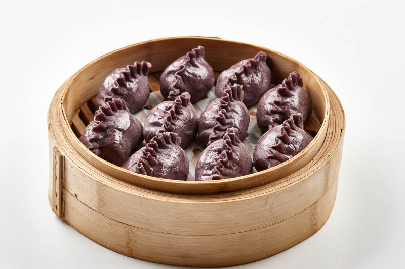 竹籠屜裝的現(xiàn)蒸紫米面養(yǎng)生蒸餃