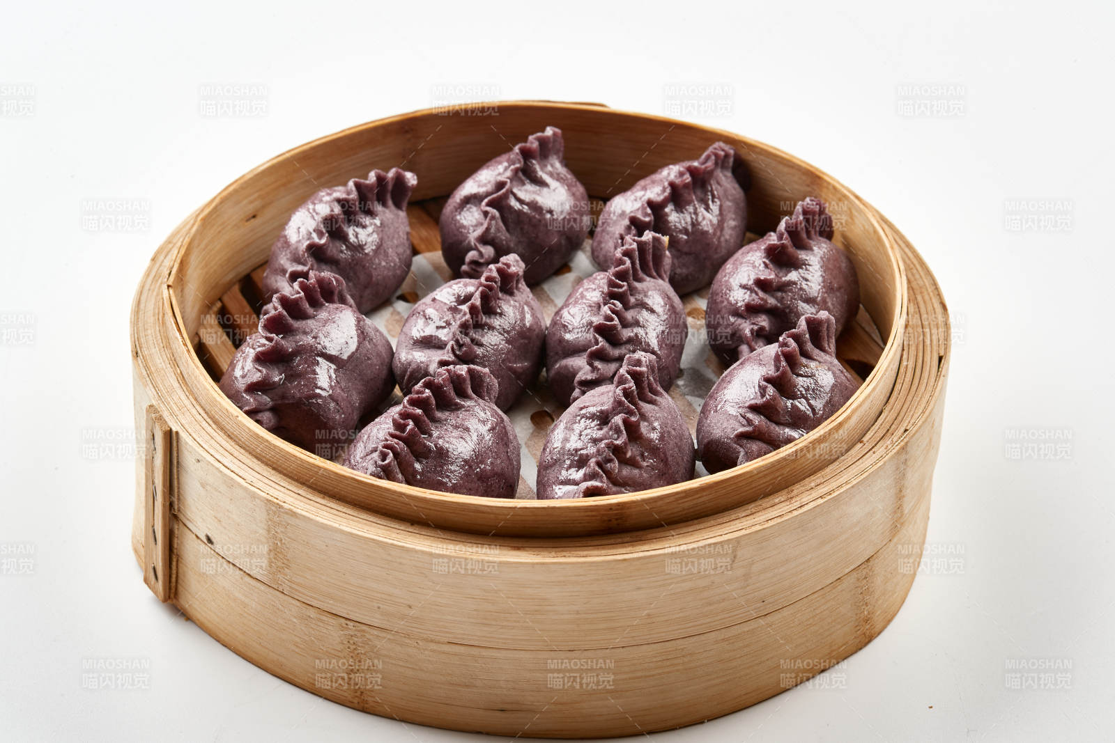 竹籠屜裝的現蒸紫米面養生蒸餃