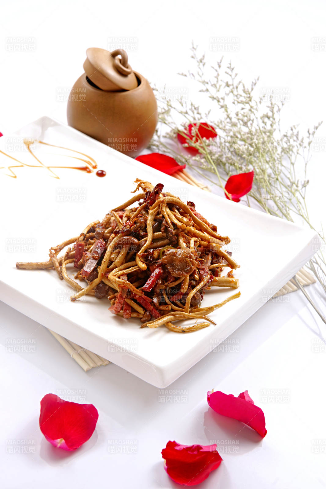 秘酱腊肉茶树菇-摄影图