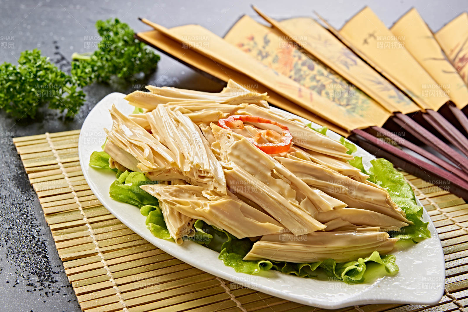 白色瓷盤裝的火鍋食材腐竹段