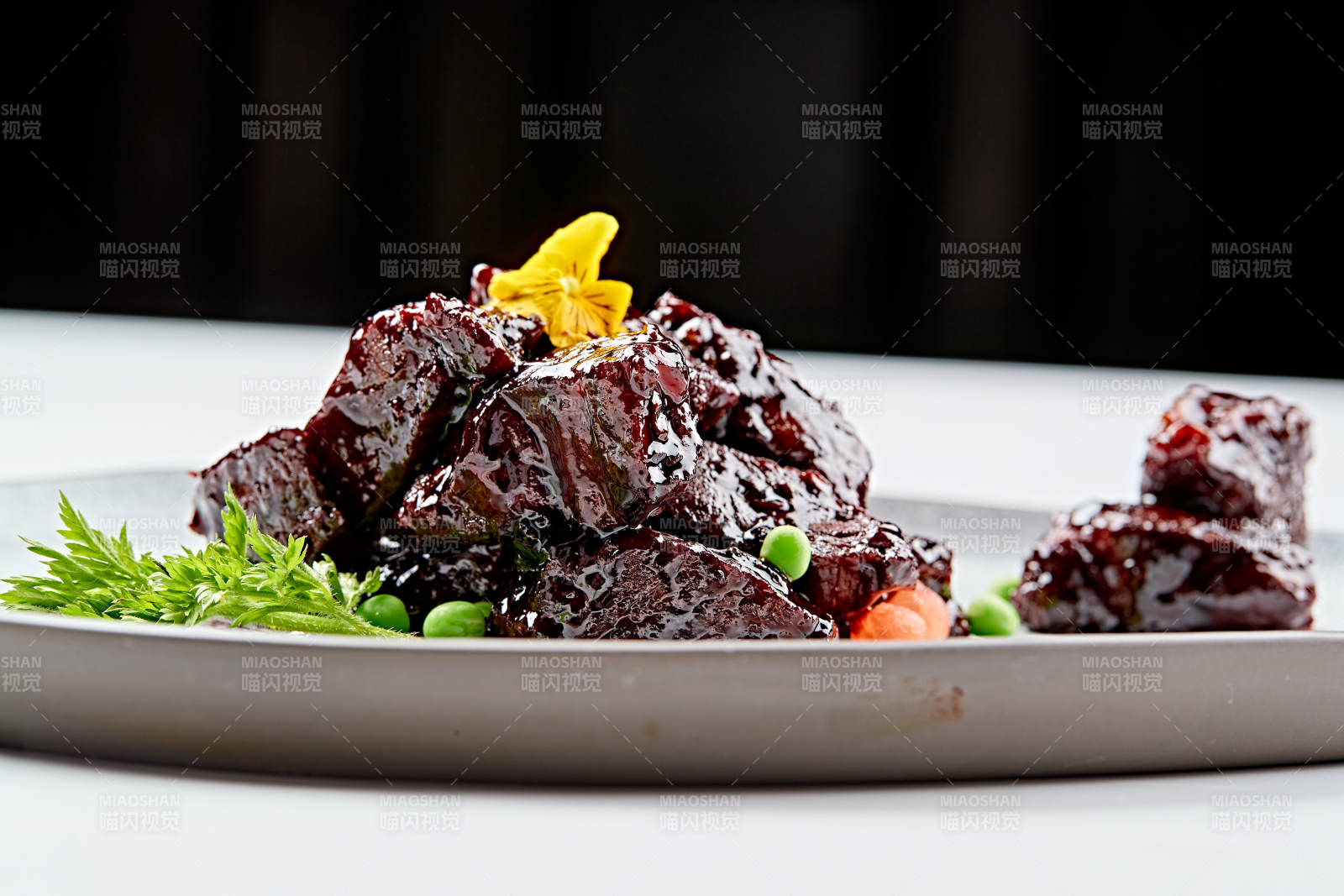 青色瓷盘装的XO酱香和牛粒