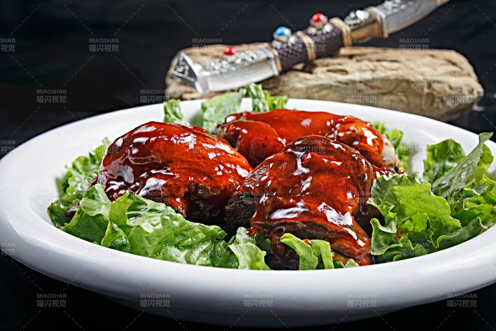 红烧浇汁牛膝骨-摄影图