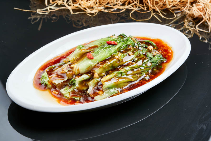 白色瓷盘装的浇汁酱香枸杞油麦菜