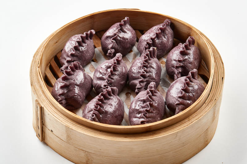 竹籠屜裝的現(xiàn)蒸紫米面養(yǎng)生蒸餃