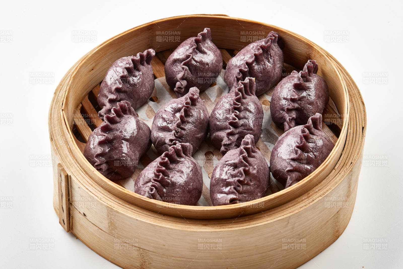 竹籠屜裝的現蒸紫米面養生蒸餃