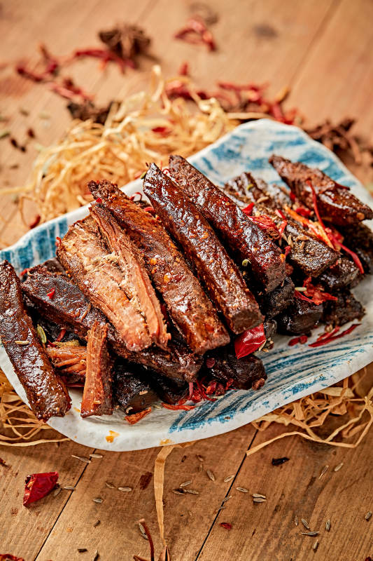 陶瓷餐具装摆的内蒙古特产牛肉干