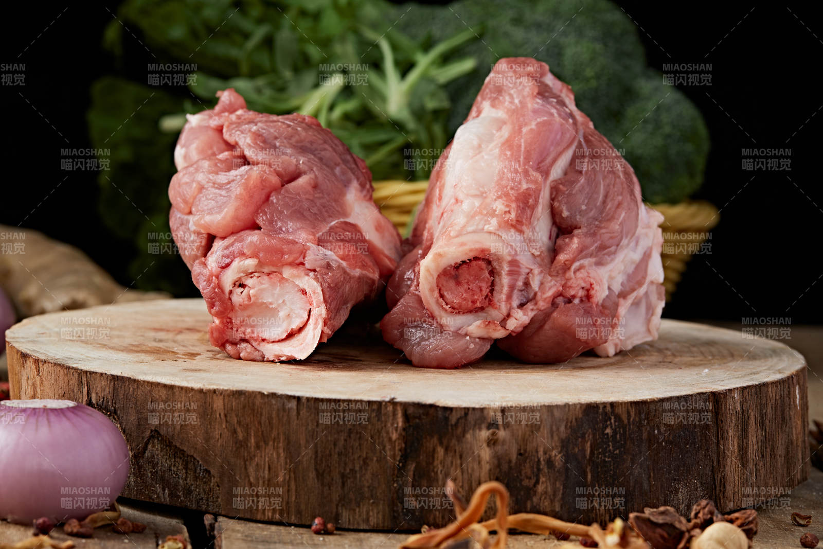 白色背景下的生鮮豬棒骨