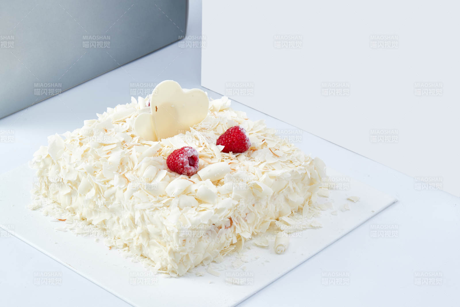 草莓白巧克力榴莲慕斯生日蛋糕-摄影图