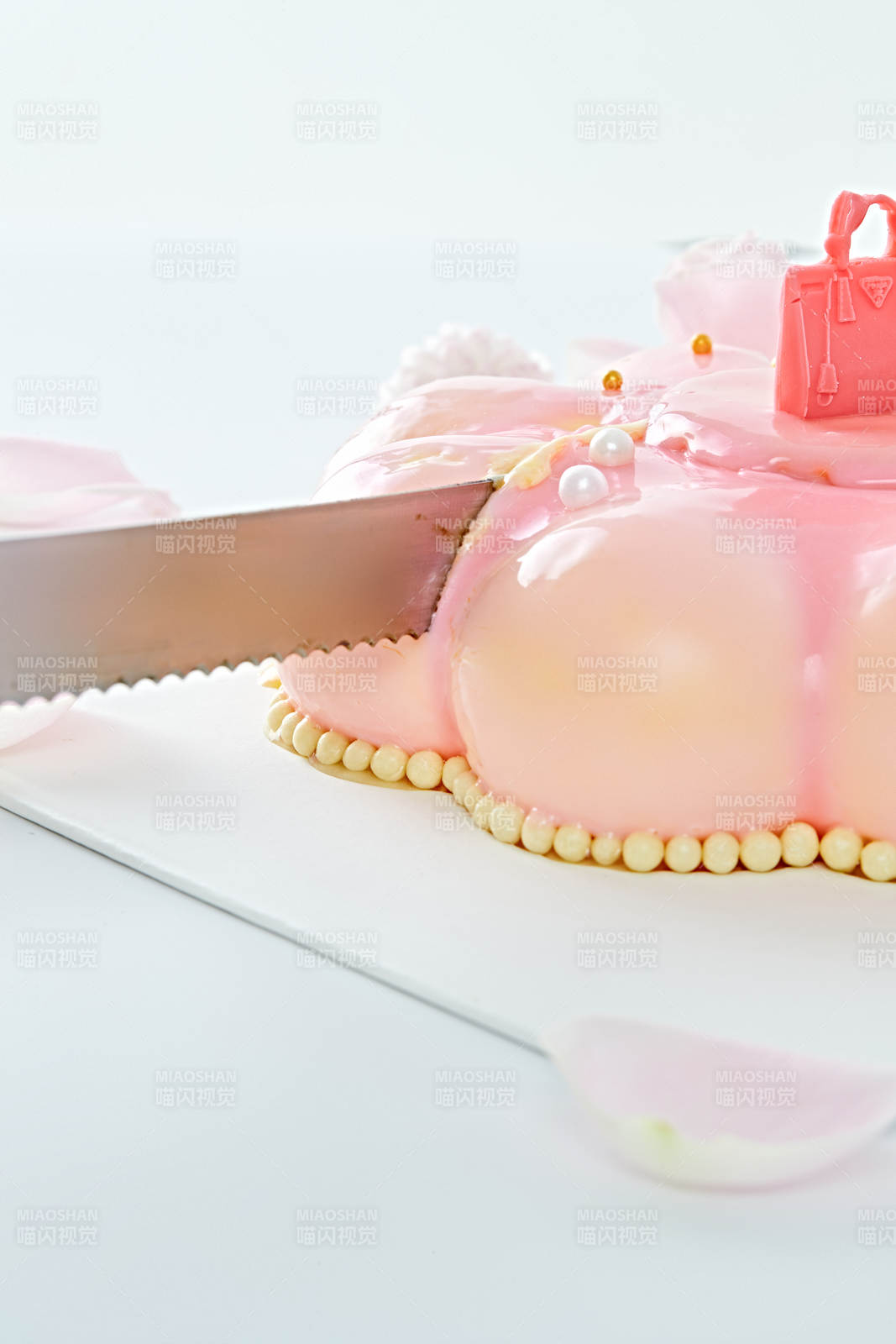 玫瑰初吻蓝莓夹心鲜奶蛋糕